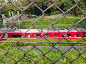 弘明寺公園から見える京急線の電車の画像