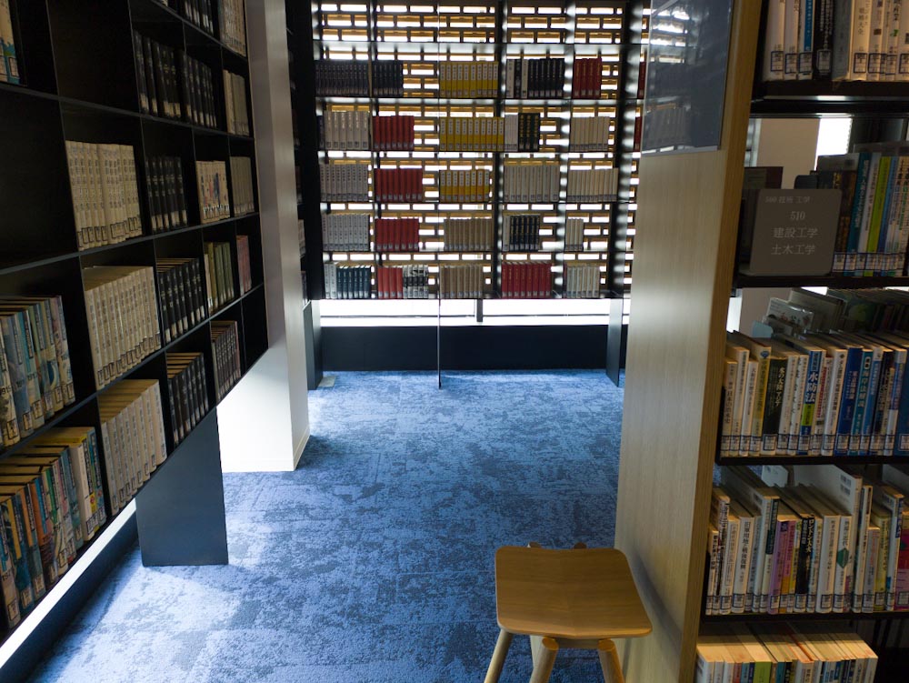 神奈川県立図書館書棚の画像