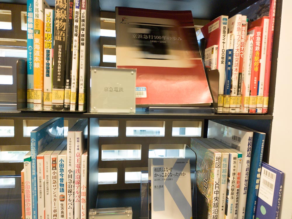 神奈川県立図書館の書棚の画像